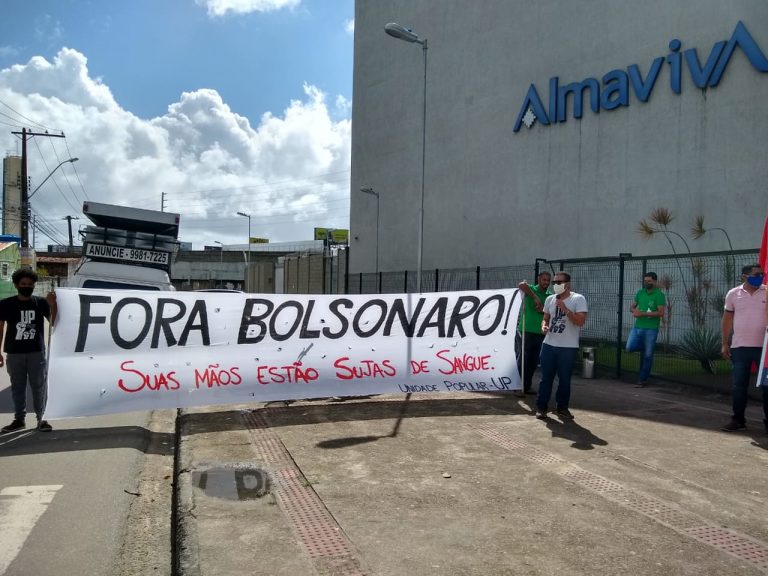 Ato relâmpago na porta da Almaviva defende a vida e o fim do governo Bolsonaro