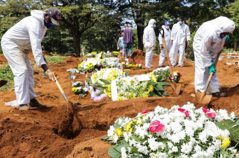 Com general na Saúde, mortes por Covid mais que dobram