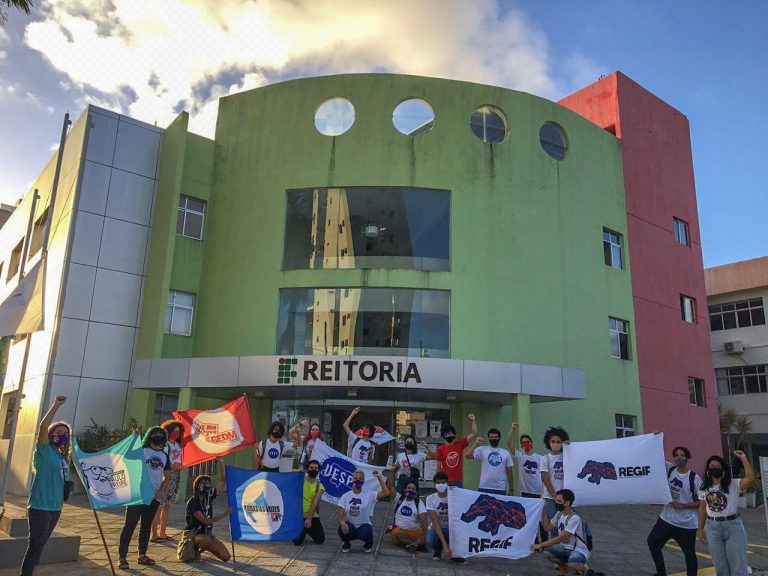 Polícia Militar agride estudantes em ato contra intervenção no IFRN