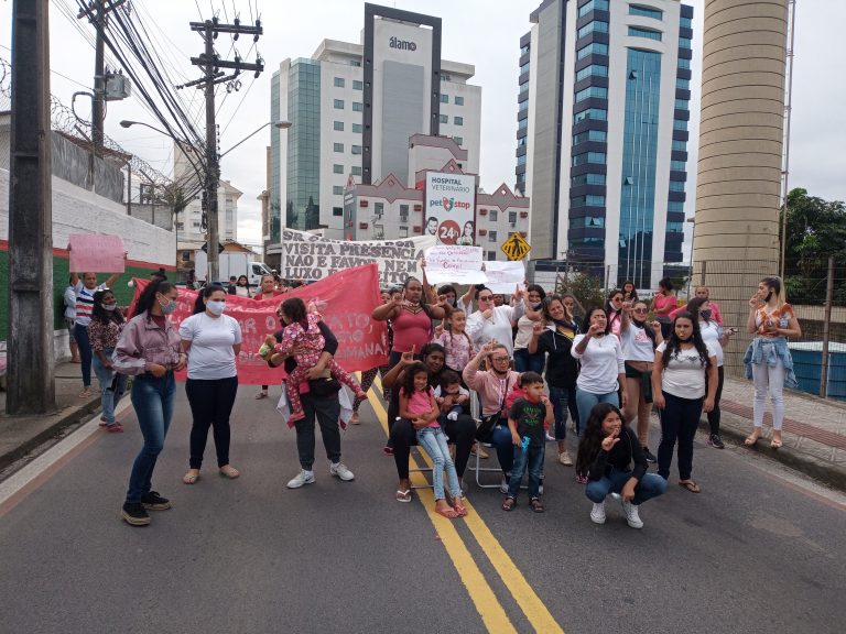 Esposas e mães de detentos ocupam as ruas pelo direito de visitas