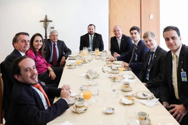 Governo Bolsonaro gasta mais de R$ 1,8 bi com alimentos e vinhos