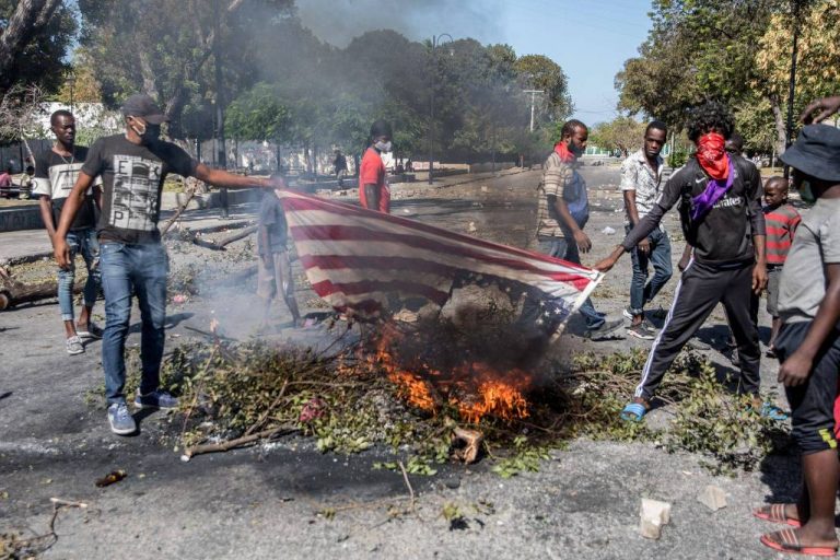 Povo haitiano toma as ruas contra tentativa de golpe