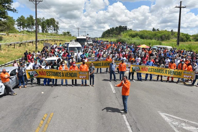 Em estado de greve, petroleiros baianos realizam ato contra privatização de refinaria