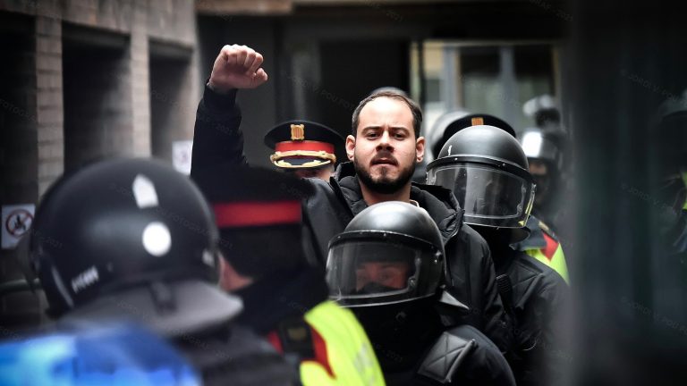 Prisão do rapper Pablo Hasél provoca protestos na Espanha