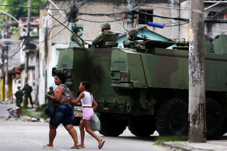 Brasil aumenta gastos das Forças Armadas para garantir privilégios a militares