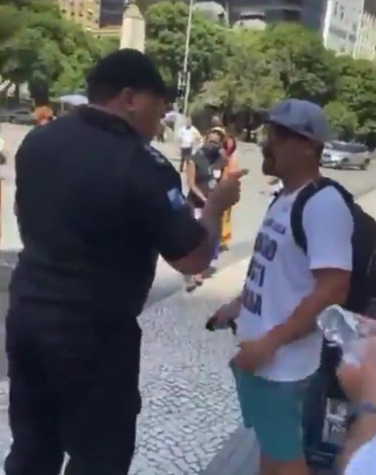 PM-RJ prende camelô por criticar armamento da Guarda Municipal