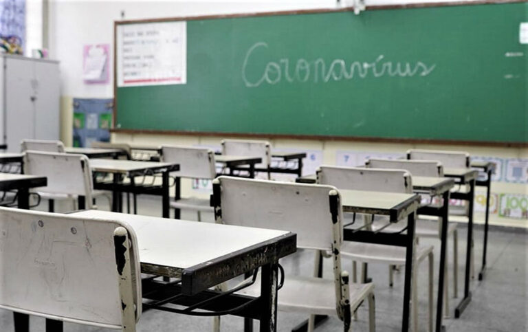 Covid-19 contamina milhares de professores após retorno às aulas em São Paulo