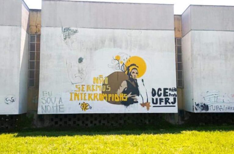DCE da UFRJ pinta mural em memória de Marielle Franco