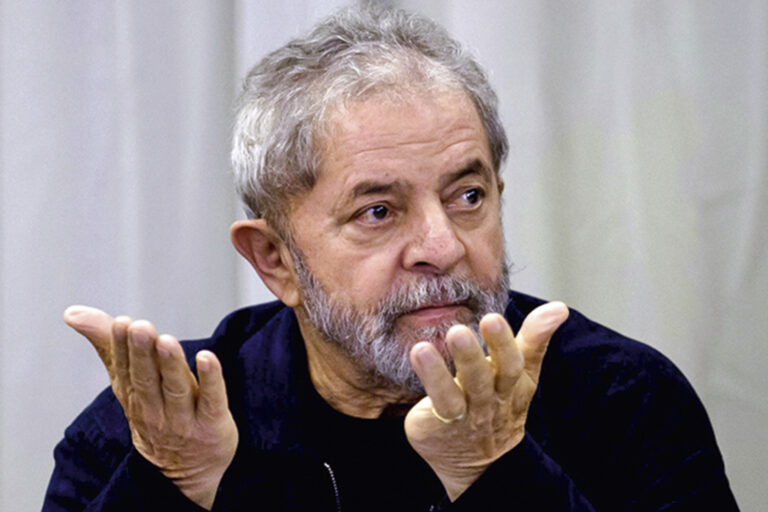 Lula tem seus direitos políticos restituídos