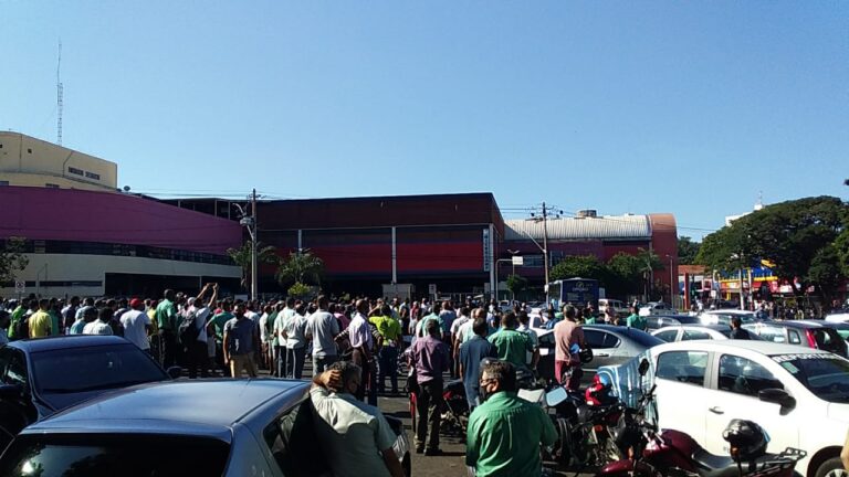 Motoristas de Uberlândia fazem greve de 24 dias