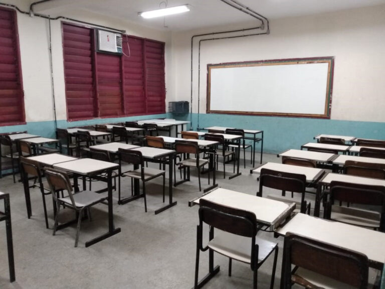 No pico da pandemia, prefeitura do Rio força retorno inseguro às aulas presenciais