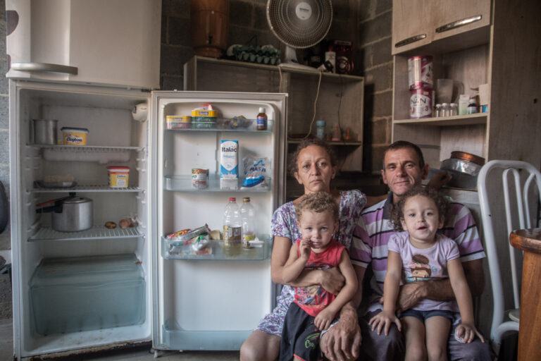 Brasileiros enfrentam a fome, o vírus e o desgoverno nos bairros pobres