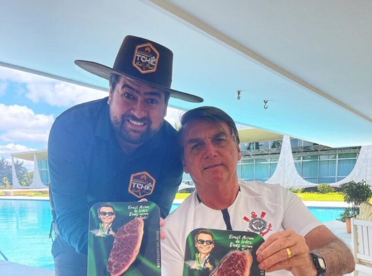 Bolsonaro zomba do povo ao posar com  carne que custa quase R$ 1800 o quilo