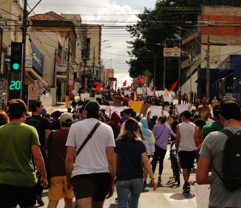 Manifestação contra Bolsonaro leva mil pessoas às ruas de São Carlos (SP)