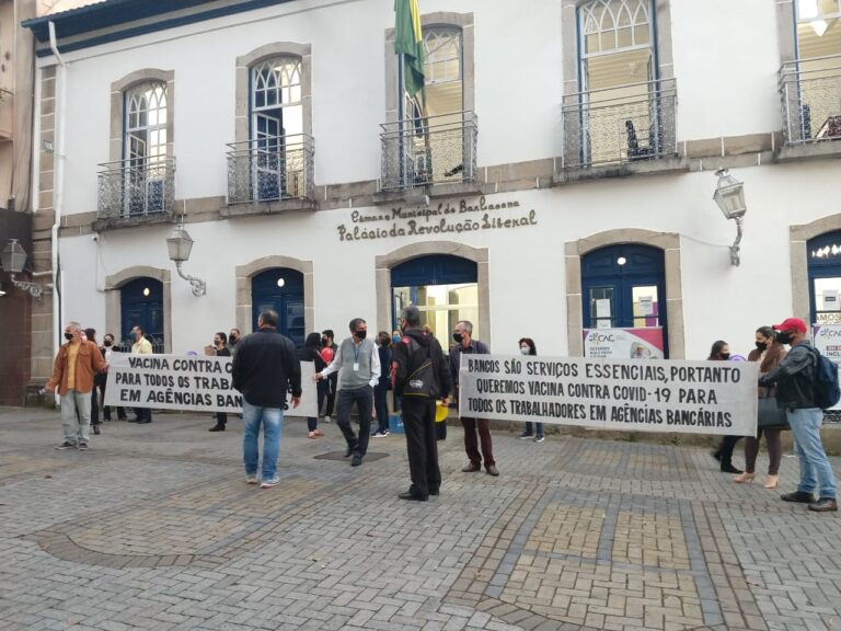 Bancários realizam manifestação por vacinação da categoria em Barbacena