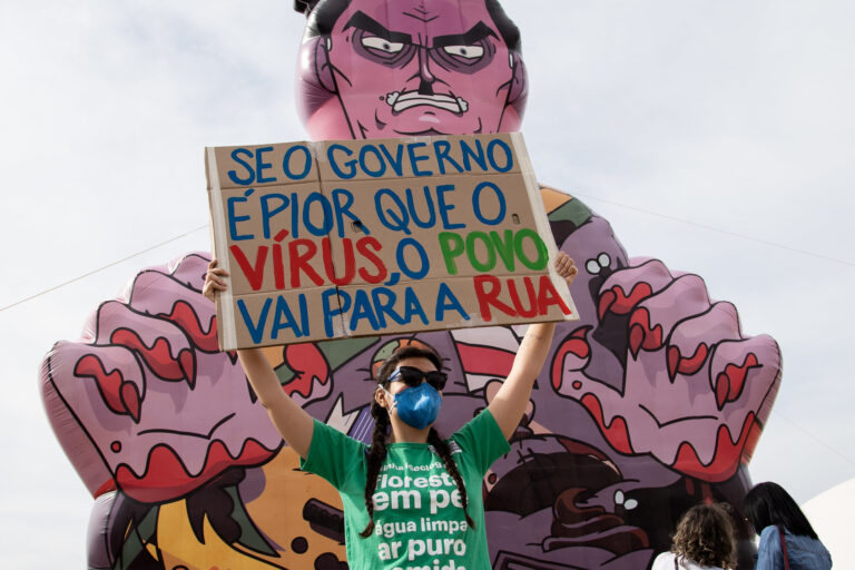 Povo na rua contra a corrupção e o genocídio do Governo