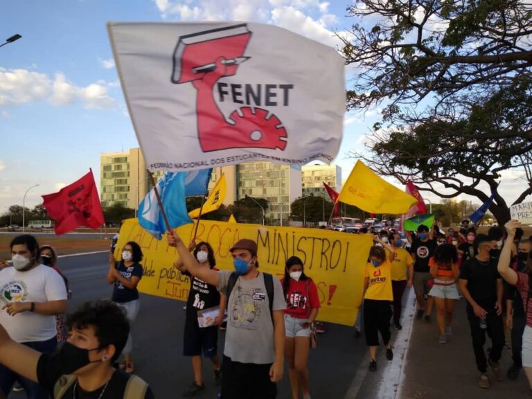 Estudantes ocupam as ruas em defesa da educação e contra o fascismo