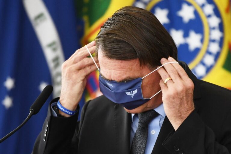 Bolsonaro compra máscaras impróprias pelo dobro preço