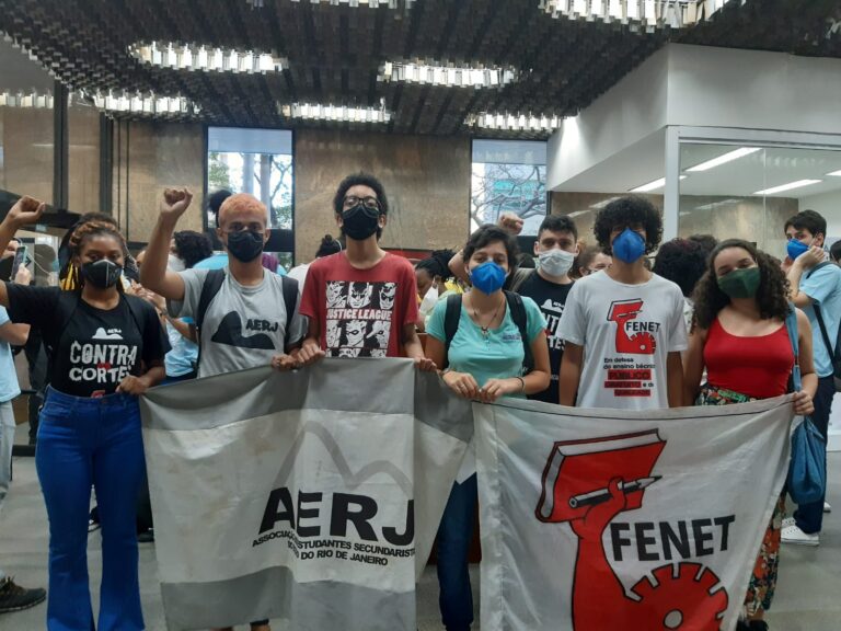 Estudantes ocupam Prefeitura do Rio pela volta do passe livre
