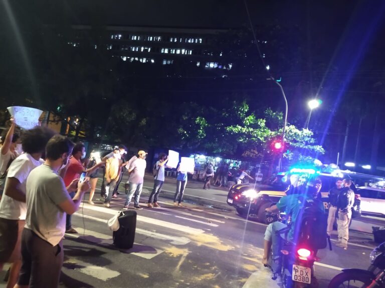 Protesto contra os cortes das bolsas é reprimido em Recife