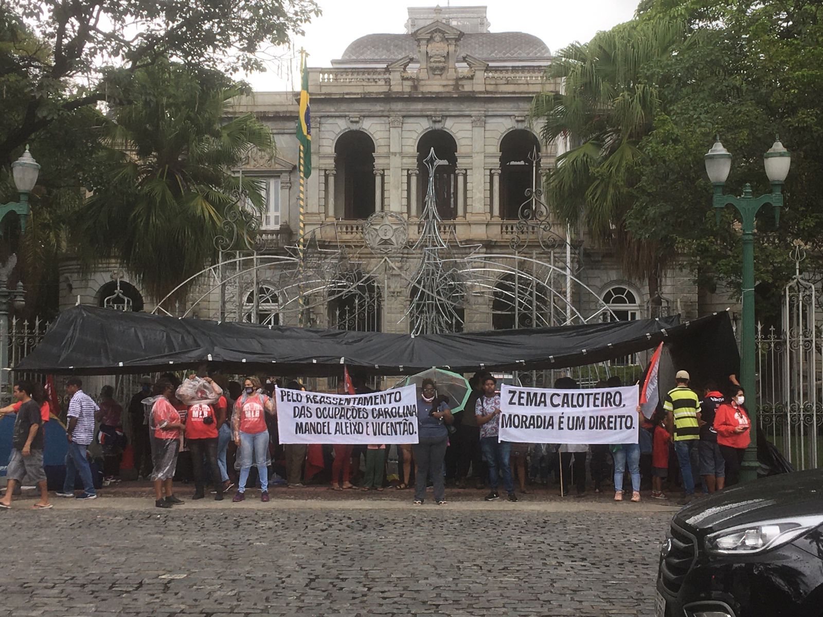 Famílias permanecem acampadas em frente ao Palácio do Governo de Minas Gerais. Reprodução: MLB