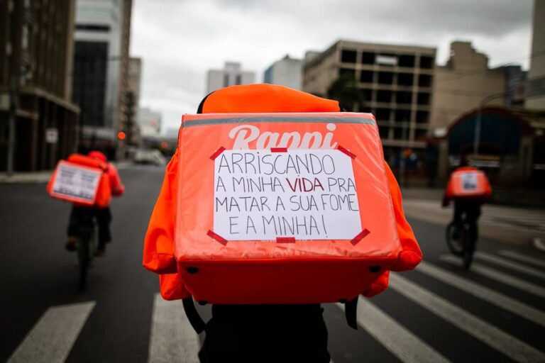 Entregadores de aplicativo pedalam 70 km por dia para ganhar menos de um salário