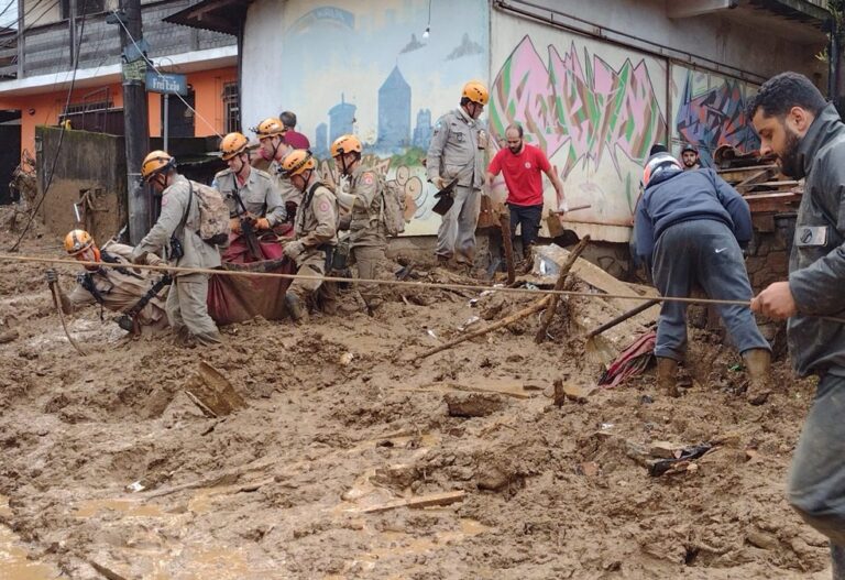 Chuva em Petrópolis deixa dezenas de mortos e centenas desabrigados