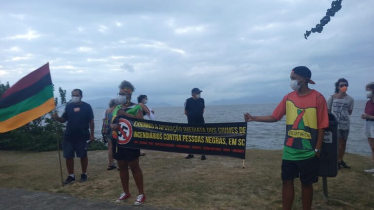 Ato em repúdio a atentado racista na Beira-Mar de Florianópolis/SC
