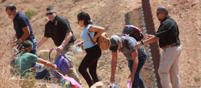 Brasileiras deportadas são torturadas pelo governo dos EUA