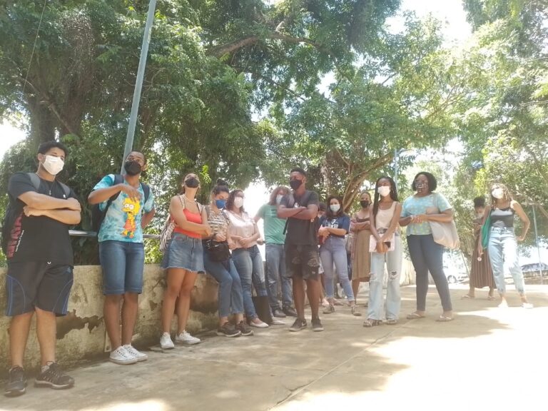 Movimento Correnteza organiza os estudantes para lutar pelo RU e BUZUFBA na Universidade Federal da Bahia