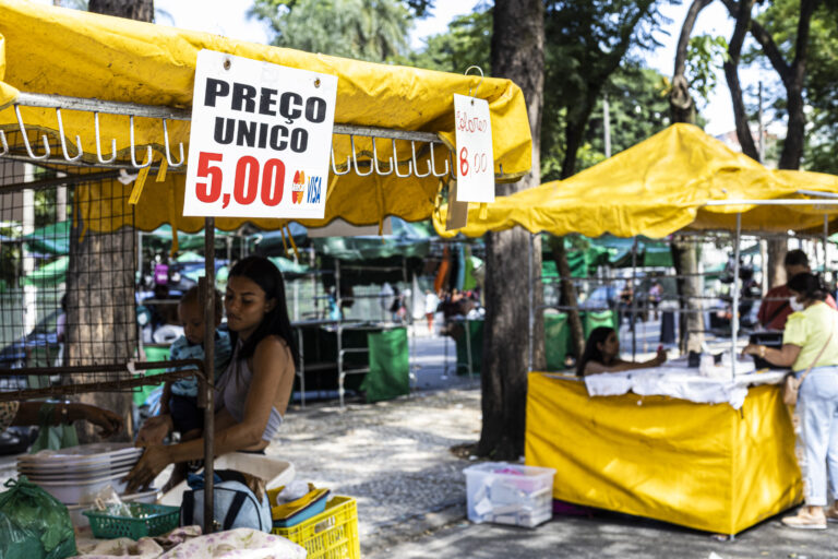 A luta de artesãos por sobrevivência da Feira Hippie em BH