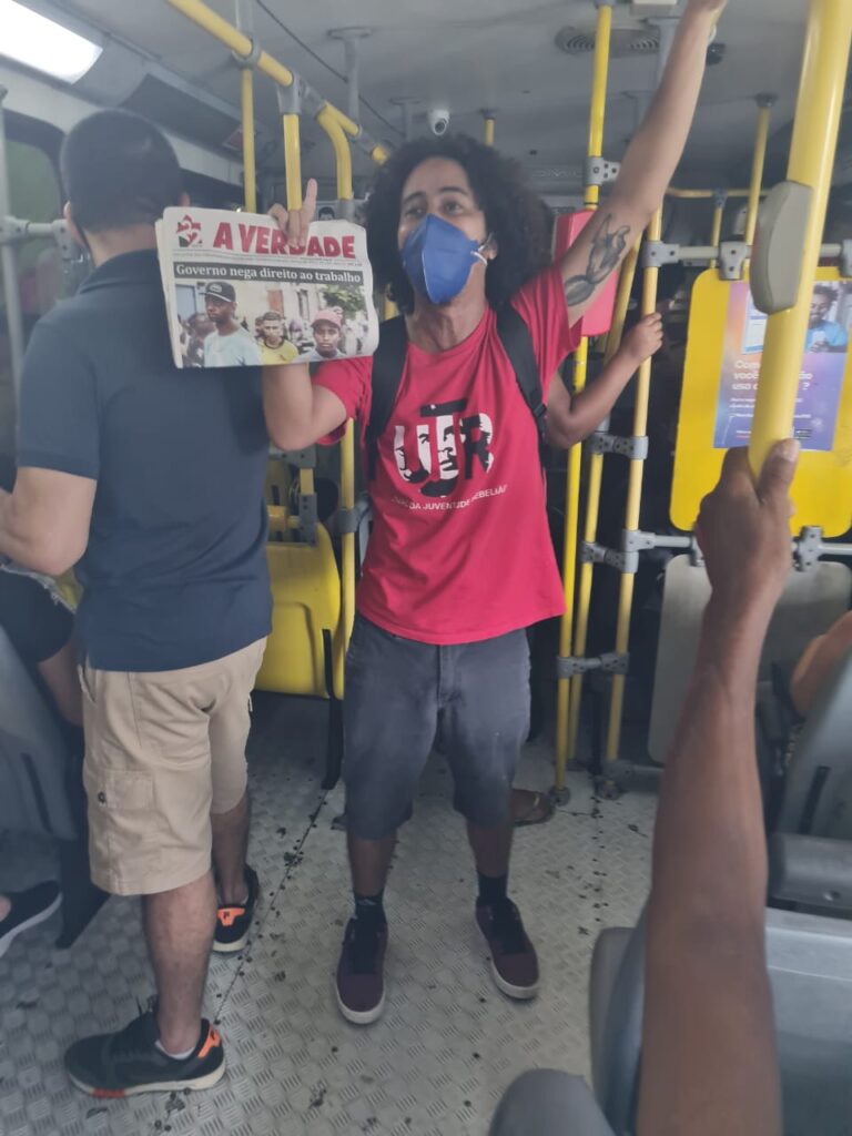 Movimentos sociais realizam brigada do Jornal A Verdade nos ônibus de Salvador