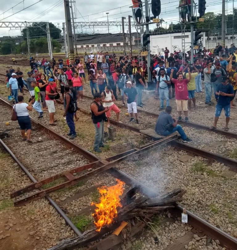 Passageiros fazem protesto contra atrasos nos trens da SuperVia