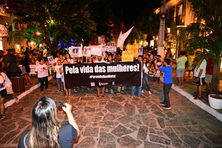 Mulheres protestam contra o feminicídio em Búzios (RJ)