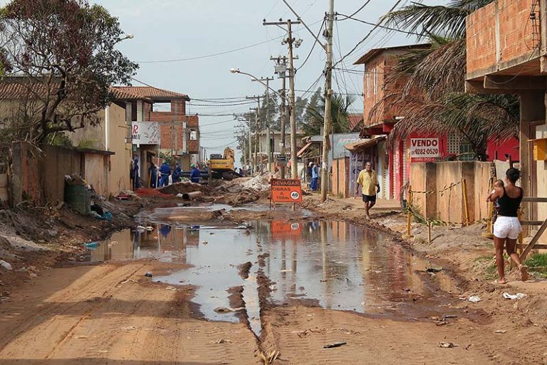 Moradores denunciam falta d’água e saneamento no Lagomar, em Macaé (RJ)