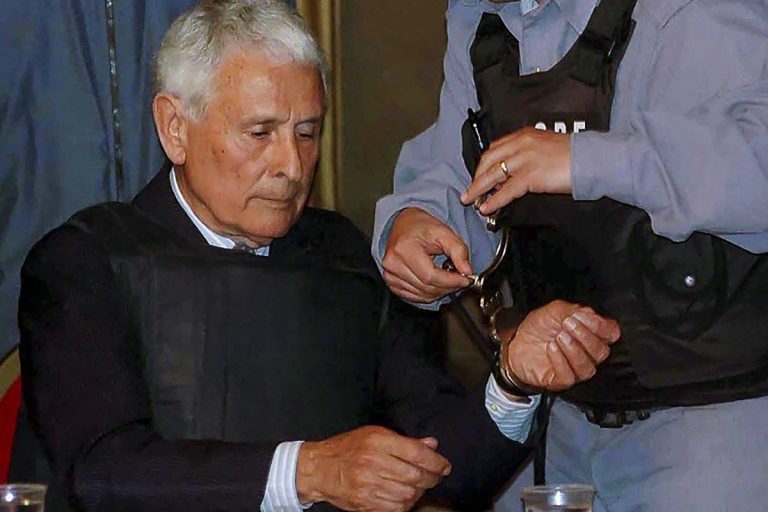 Morreu na prisão um dos principais torturadores da ditadura argentina. Quando os do Brasil terão o mesmo destino?