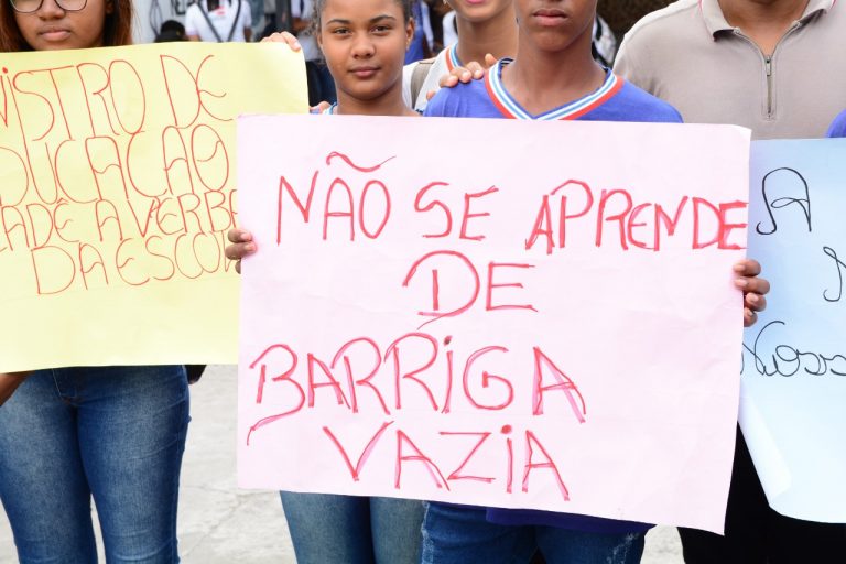 Bolsonaro veta reajuste de merenda escolar