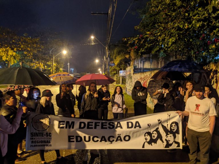 Estudantes denunciam assédio em escola cívico-militar, em Florianópolis.