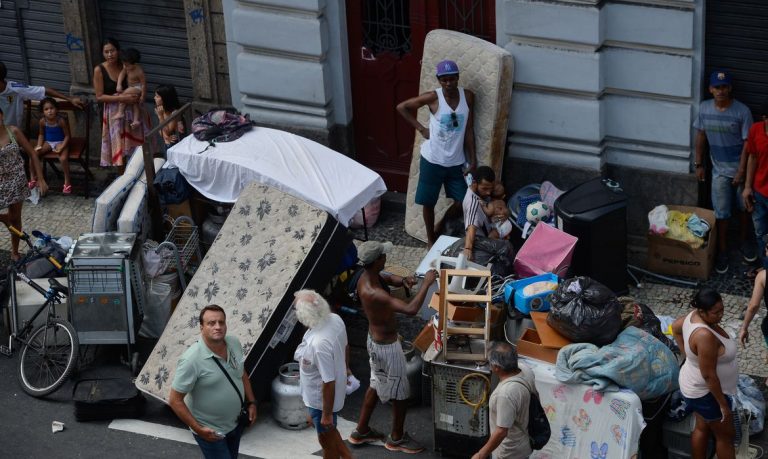 Preço dos aluguéis faz famílias pobres morarem nas ruas do Rio de Janeiro