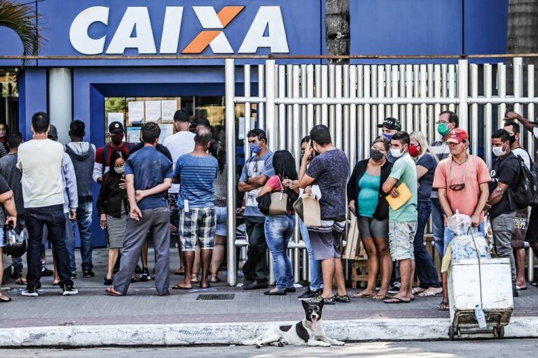 Empréstimo consignado do Auxílio Brasil vai tirar dinheiro das famílias pobres para dar aos bancos