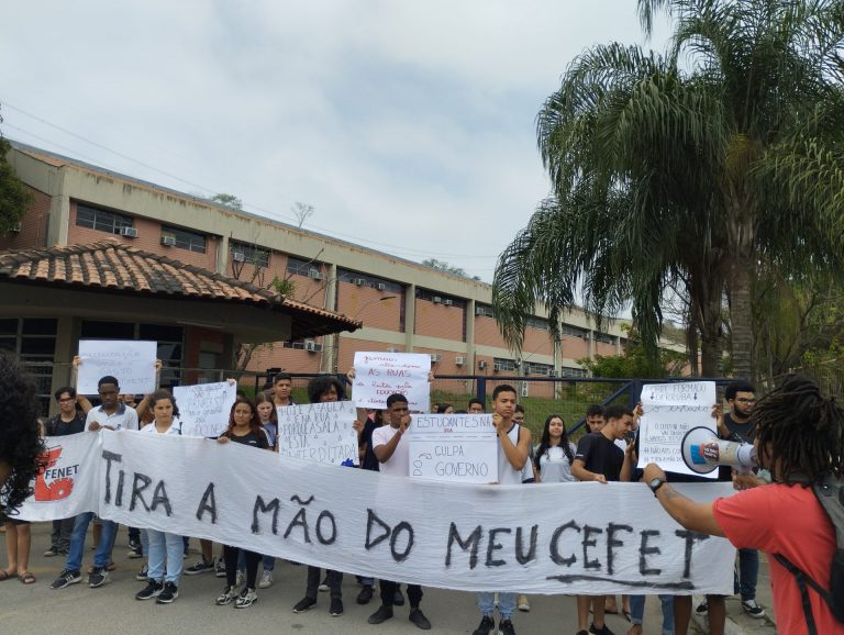 Estudantes do CEFET Nova Iguaçu sofrem agressão de bolsonaristas durante protesto contra corte de verbas