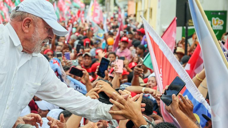 Lula é eleito com maior votação da história