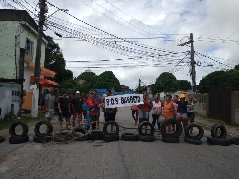 Moradores de Macaé (RJ) realizam manifestação contra alagamentos constantes
