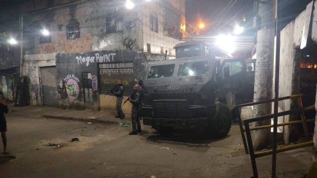 Polícia realiza confrontos em comunidades, assassina morador e deixa 6 baleados, no RJ
