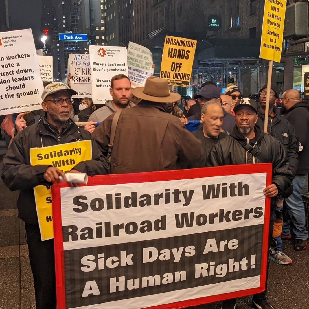 Trabalhadores ferroviários protestam por mais direitos em Nova Iorque. Foto: Party for Socialism and Liberation New York City Branch