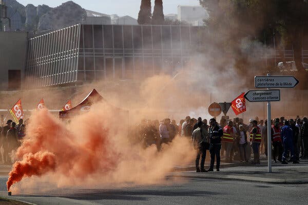 Trabalhadores franceses vão às ruas e organizam greves por todo país