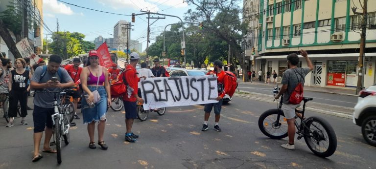Trabalhadores de aplicativos realizam manifestação exigindo direitos em Porto Alegre 