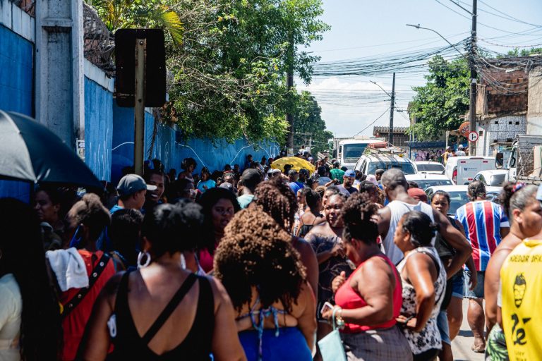 Trabalhadores ambulantes são humilhados pela Prefeitura de Salvador durante credenciamento para o carnaval