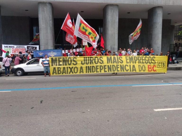 Trabalhadores se manifestam contra política econômica do Banco Central, no Rio