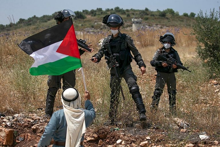 Israel cria leis para deportar famílias palestinas
